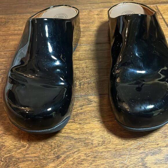 Fitflop Black Patent Leather SHUV Leather Clogs, size 9 - Picture 2 of 8